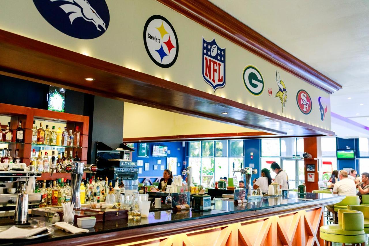 Grand Sunset Princess Плая дел Кармен Екстериор снимка The bar at the NFL Experience