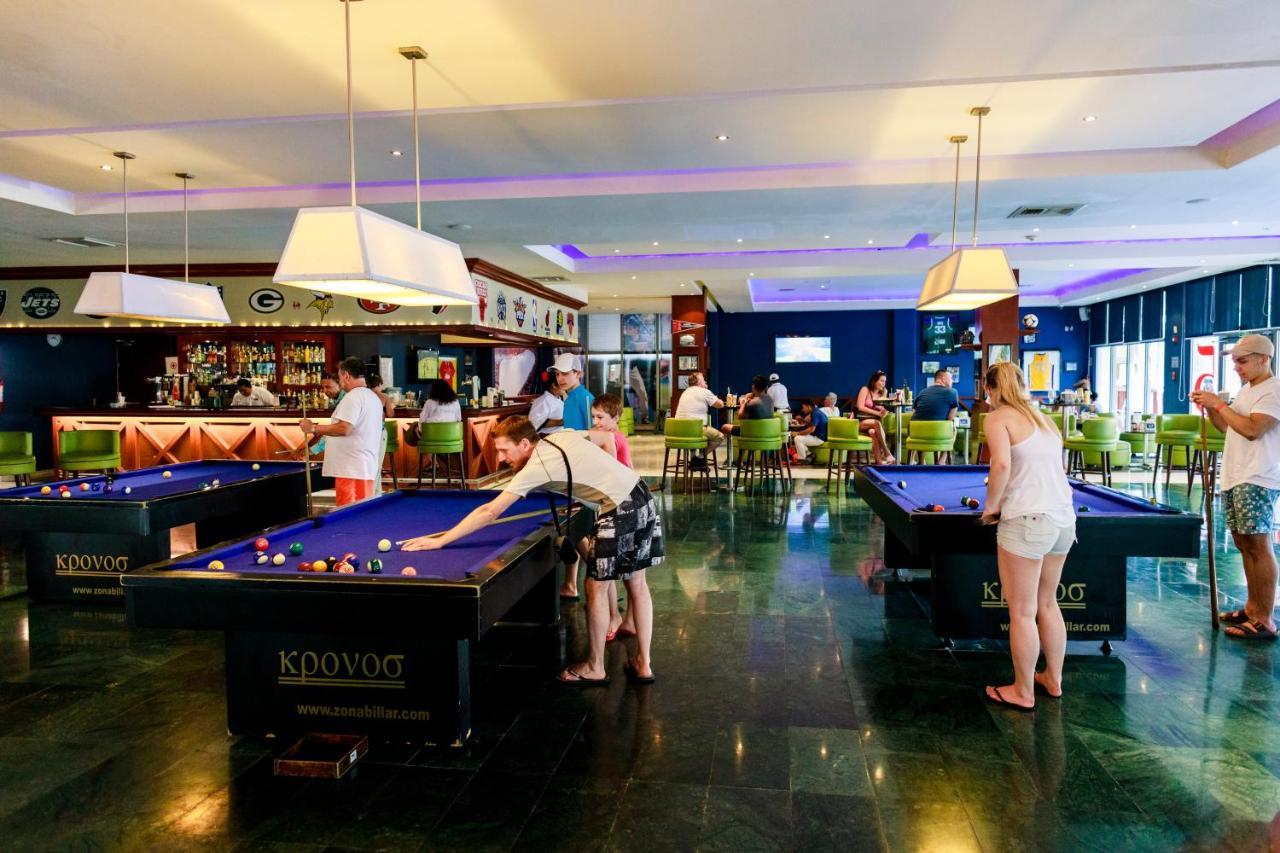 Grand Sunset Princess Плая дел Кармен Екстериор снимка The pool table at the bar