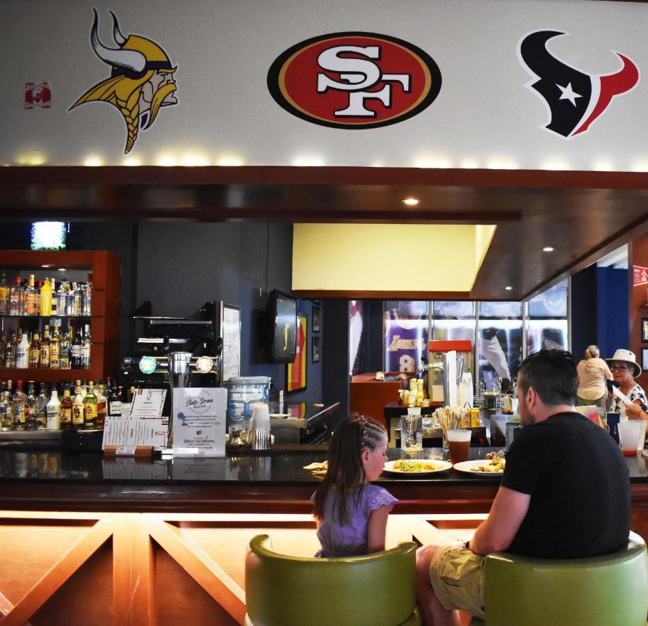 Grand Sunset Princess Плая дел Кармен Екстериор снимка The bar at the 49ers Museum